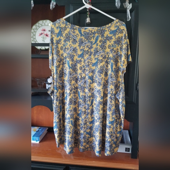 Like new plus 3x woman top. I wore only a couple times. Very soft and comfy. - Picture 3 of 6